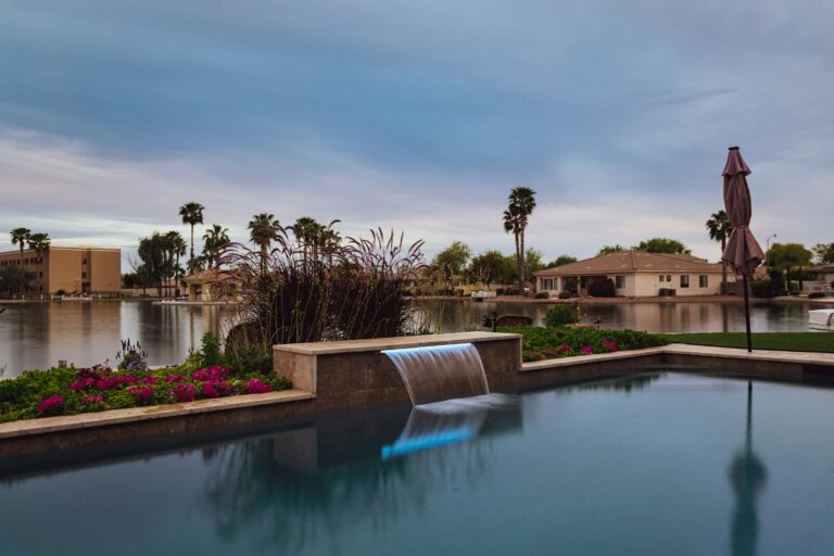Lakeside homes and palm trees in Peoria, Arizona
